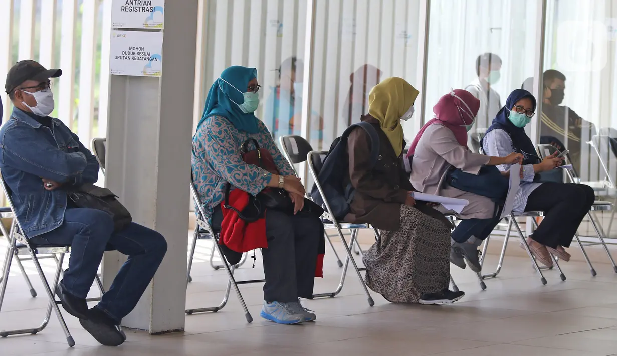 Warga antre saat mengikuti swab test massal di Rumah Sakit Universitas Indonesia (RSUI), Depok, Jawa Barat, Selasa (2/6/2020). RSUI menggelar program pekan swab test massal mulai tanggal 2-19 Juni 2020. (Liputan6.com/Herman Zakharia)