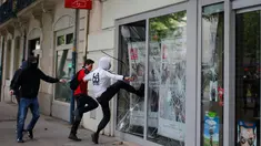 Sejumlah warga memecahkan kaca jendela sebuah bank selama unjuk rasa memprotes perubahan hukum perburuhan/ketenagakerjaan yang akan dilakukan pemerintah di Nantes, Prancis (26/5). (REUTERS / Stephane Mahe)
