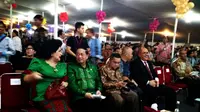 Politikus EE Mangindaan (kemeja hijau) saat menghadiri perayaan Natal bersama di Kompleks Gedung Parlemen, Senayan, Jakarta Pusat. (Liputan6.com/Moch Harun Syah)