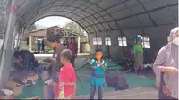 Warga dari sejumlah desa mengungsi di posko kantor Kecamatan Wulanggitang, Kabupaten Flores Timur, pasca gunung Lewotobi Laki-laki kembali erupsi (Liputan6.com/Ola Keda)