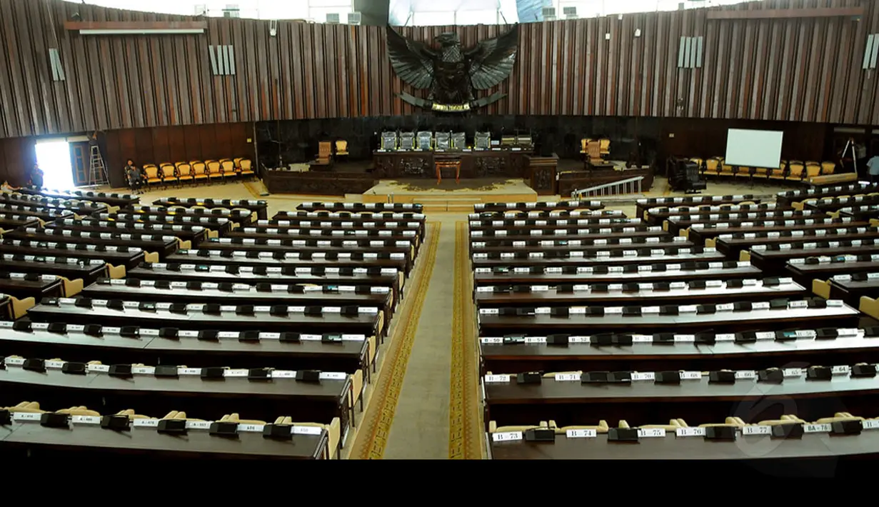 Jelang pidato kenegaraan Presiden SBY, ruang sidang utama gedung DPR mulai dibenahi, (8/8/2014). (Liputan6.com/Faisal R Syam)