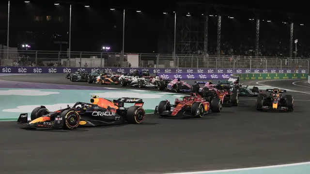 Foto: Menangi Duel Sengit Atas Charles Leclerc, Max Verstappen Jawara F1 GP Arab Saudi