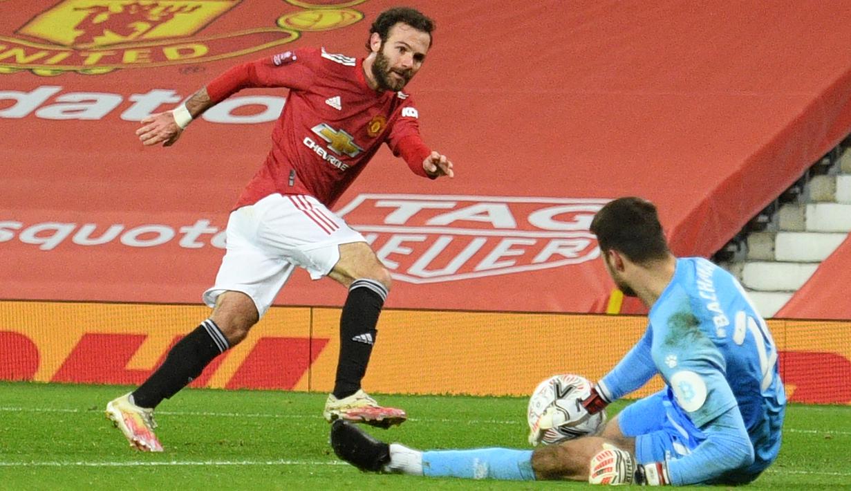 Juan Mata. Gelandang 32 tahun asal Spanyol ini telah menghuni Old Trafford selama 8 musim, mulai 2013/2014, setelah sebelumnya bermain untuk Chelsea. Musim ini baru bermain dalam 12 penampilan di semua ajang kompetisi. (AFP/Oli Scarff/Pool)