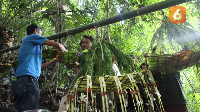 Sejumlah sesajen yang tengah disiapkan oleh warga kampung (Arfandi Ibrahim/Liputan6.com)