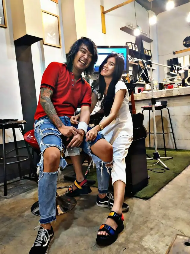 Menikah dengan Fans, Ini 6 Momen Manis Bojes AFI dan Istri