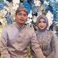 Teuku Ryan dan Ria Ricis saat menggelar prosesi Tedak Siten untuk putri mereka, Moana (Liputan6.com - M. Altaf Jauhar)