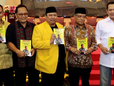 Ketua DPR Bambang Soesatyo atau Bamsoet (kanan) bersama Ketua PBNU Said Aqil Siradj (dua kanan) dan Sekjen Partai Golkar Lodewijk Frederich (kiri) hadir dalam peluncuran buku Komunikasi Politik Jokowi di Jakarta, Jumat (9/3). (Liputan6.com/JohanTallo)