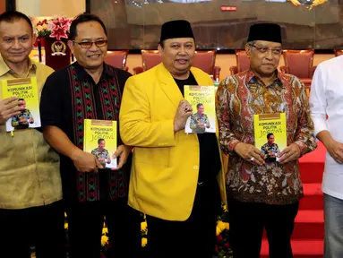 Ketua DPR Bambang Soesatyo atau Bamsoet (kanan) bersama Ketua PBNU Said Aqil Siradj (dua kanan) dan Sekjen Partai Golkar Lodewijk Frederich (kiri) hadir dalam peluncuran buku Komunikasi Politik Jokowi di Jakarta, Jumat (9/3). (Liputan6.com/JohanTallo)