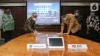 Finance Director Chandra Asri Petrochemical Andre Khor Kah Hin dan Corporate Banking Director PT Bank DBS Indonesia Kunardy Lie usai penandatanganan perjanjian pinjaman pembiayaan di Jakarta (20/7/2020). Pinjaman senilai USD195 juta dalam bentuk Trade Financing dan RCF. (Liputan6.com/Fery Pradolo)