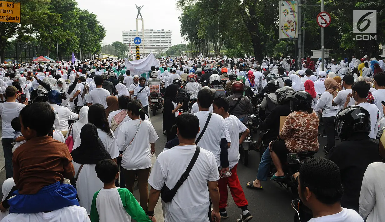 Relawan Roemah Djoeang Prabowo-Sandi mengikuti kegiatan jalan sehat di kawasan Jakarta Pusat, Sabtu (2/2). Acara dimulai pada pukul 06.30 WIB dari Irti Monas, Jalan Medan Merdeka Selatan menuju Lapangan Banteng, Jakarta. (Liputan6.com/Herman Zakharia)