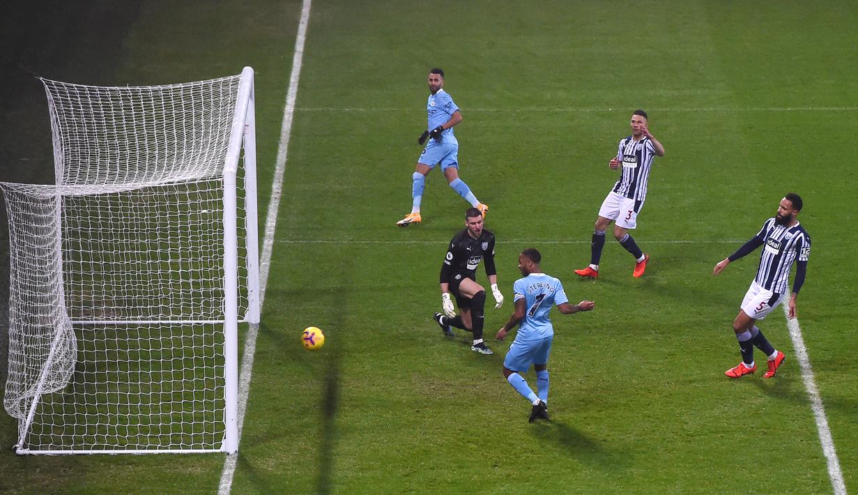 Striker Manchester City, Raheem Sterling, mencetak gol ke gawang West Bromwich Albion pada laga Liga Inggris di Stadion The Hawthorns, Selasa (27/1/2021). City menang dengan skor 0-5. (Michael Regan/POOL/AFP)