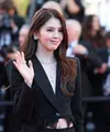 Berjalan di red carpet Cannes, aktris “My Name” tersebut tampil memancarkan aura powerful dalam balutan setelan hitam serba Dior yang sleek dan modern. [@moodforsohee].