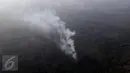 Asap mengepul dari sejumlah titik api yang membakar hutan di wilayah Kalimantan Timur, Selasa (27/10). Kabut asap yang menyelimuti Kalimantan mulai berkurang dikarenakan beberapa wilayah sumber asap telah turun hujan. (Liputan6.com/Immanuel Antonius)