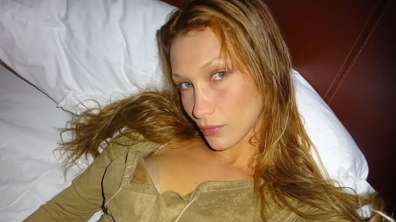 Penampilan Baru Bella Hadid dengan Rambut Pirang yang Dinilai Makin Mirip Gigi Hadid