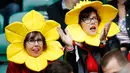 Dua suporter mengunakan topi berbentuk bunga matahari sebelum pertandingan Piala Dunia Rugby 2015 antara Australia  melawan Wales di Stadion Twickenham, London, Inggris (10/10/2015). (Reuters/Andrew Couldridge)
