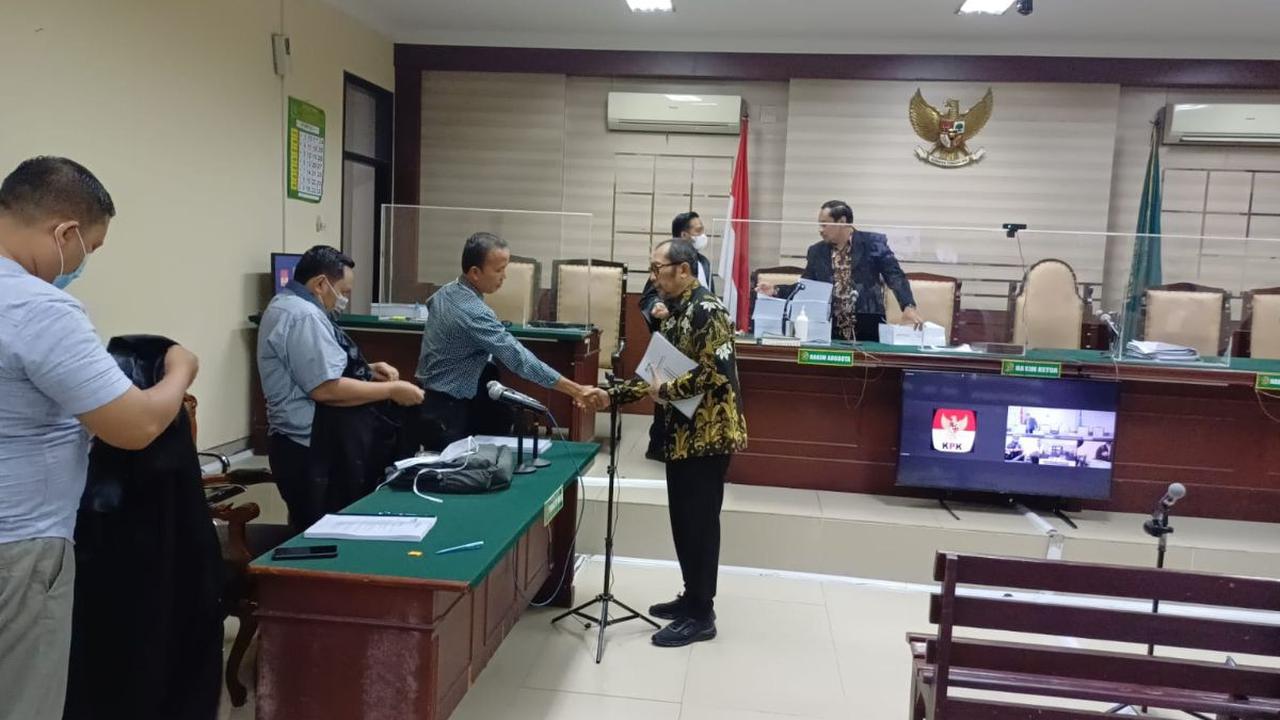 Selain itu terdakwa wajib membayar uang pengganti sebesar Rp39,5 miliar selambat-lambatnya 1 bulan. Jika tidak bisa membayar uang pengganti, maka harta miliknya disita oleh negara dan dilelang untuk menutupi uang pengganti.<br>