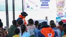 Petugas Yayasan Lopie Bahari Nusantara Tolitoli bersama BRI Peduli bersiap mengantarkan perlengkapan belajar menggunakan Perahu Literasi. Bantuan mencakup buku bacaan, alat tulis, dan proyektor untuk kegiatan belajar interaktif. (Adv/BRI)