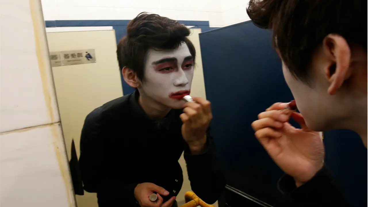 Warga China berdandan ala Halloween.