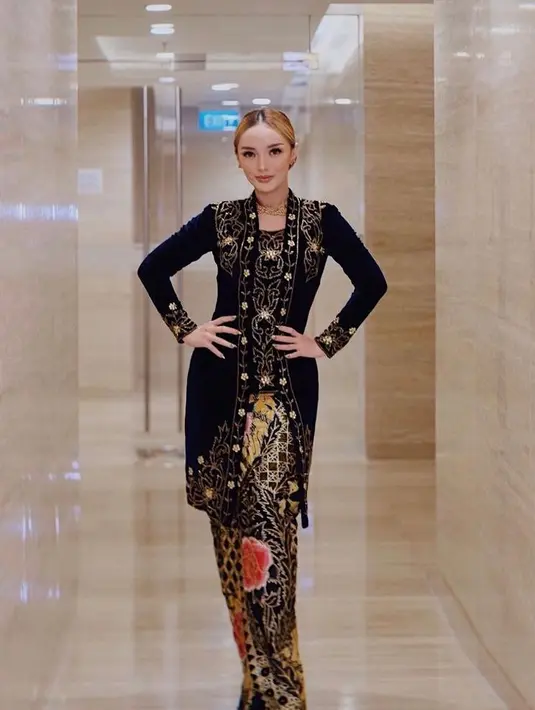 Dalam unggahan sebelumnya, Zaskia Gotik juga mengenakan kebaya adat Jawa. Namun kali ini, Zaskia Gotik terlihat menawan pakai kebaya warna navy. (Instagram/zaskia_gotix).
