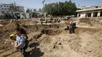 Sejumlah anak melihat excavator yang sedang melakukan penggalian, yang dipercaya oleh arkeolog merupakan bagian dari gereja Bizantium yang berusia sekitar 1.500 tahun lalu di kota Gaza, Senin (4/4/2016). (REUTERS/Mohammed Salem)