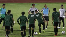 Pelatih Timnas Indonesia, Bima Sakti, memberikan arahan saat latihan di Stadion Madya Senayan, Jakarta, Selasa (22/11). Latihan ini persiapan jelang laga Piala AFF 2018 melawan Filipina. (Bola.com/Yoppy Renato)