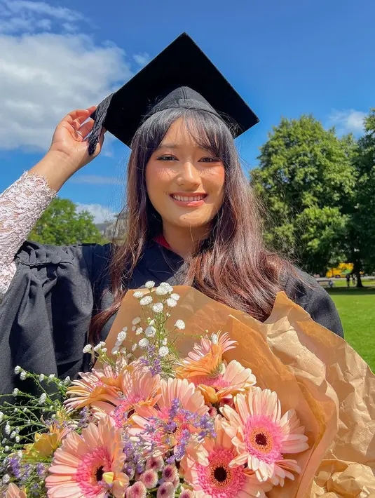 Amanda Caesa tampil flawless dengan makeup bernuansa pinkish [@amandacaesaa]