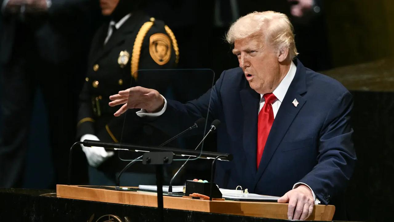 Viral, Donald Trump Unggah Video AI Siram Air Warna Coklat ke Pendemo Pakai Jet Tempur