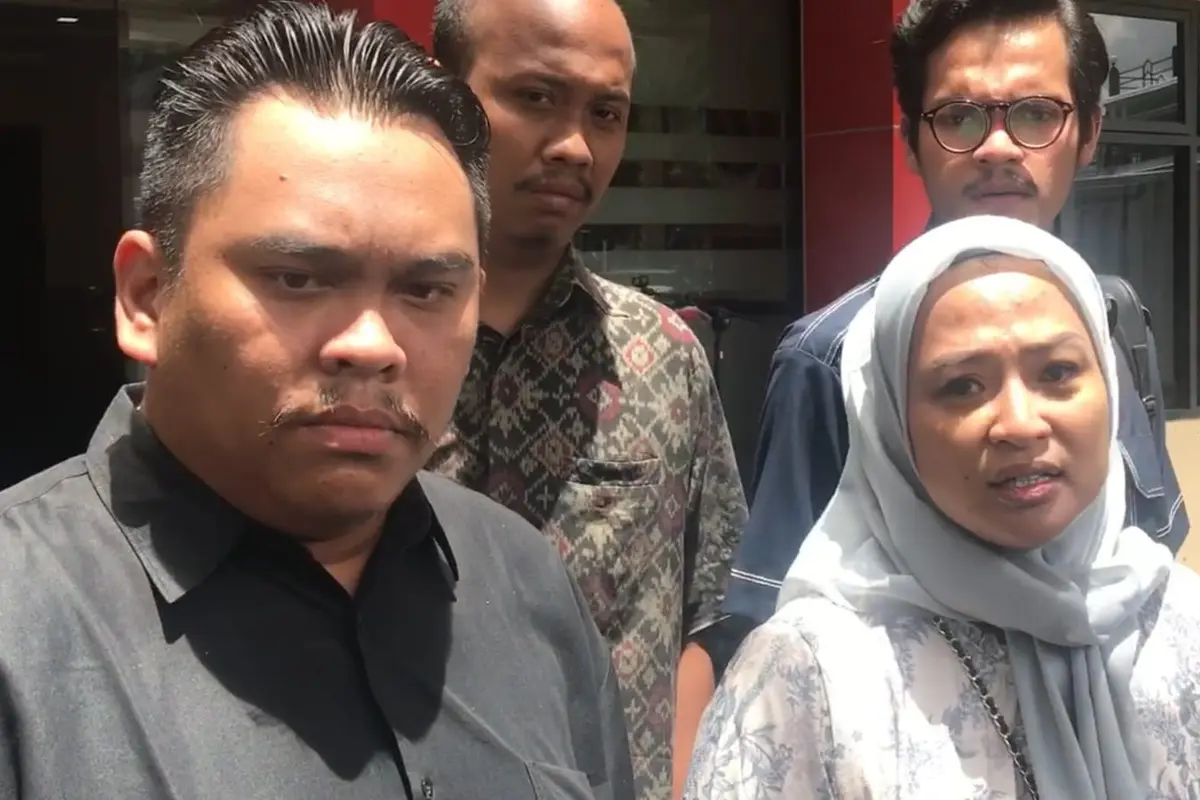 Artis senior Ira Riswana mendatangi Markas Polres Metro Jakarta Selatan