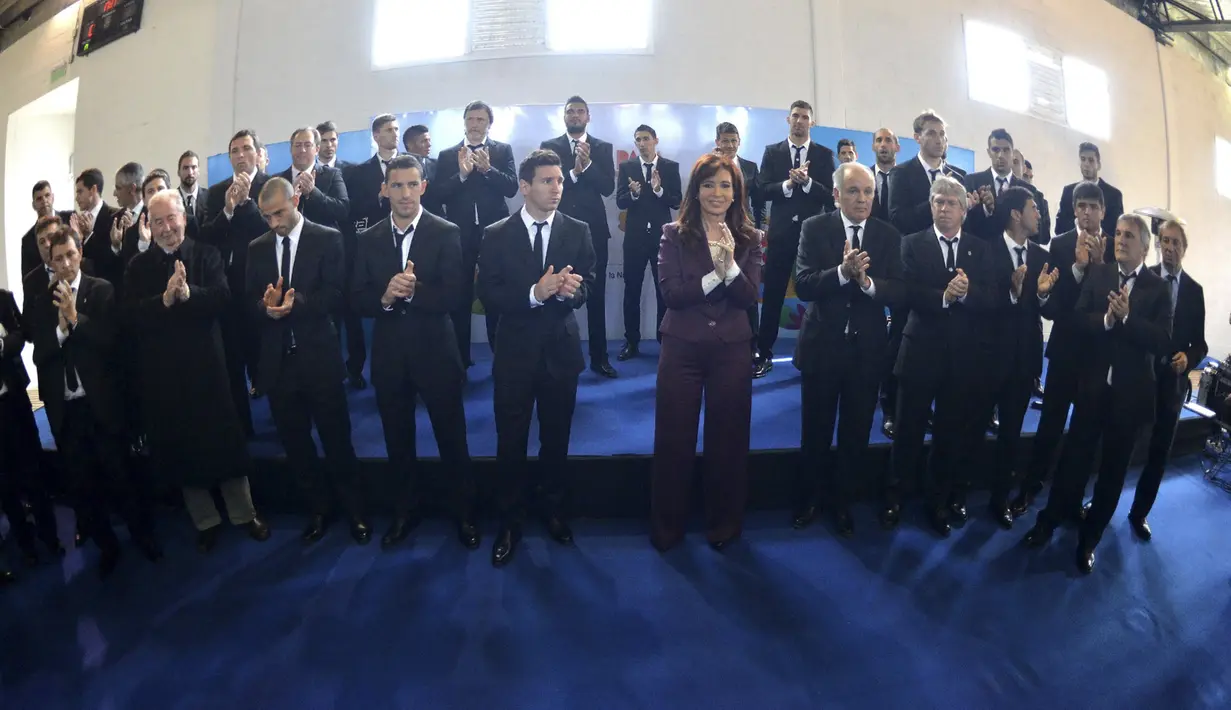 Presiden perempuan pertama terpilih Argentina itu saat menyambut Tim Tango dan staf di Buenos Aires, Senin (14/7/14). (REUTERS/Argentine Presidency)