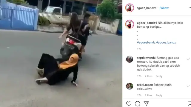 Berada di posisi paling belakang, seorang wanita akhirnya terjatuh karena tak bisa menjaga keseimbangan saat pengendara melajukan kendaraannya.