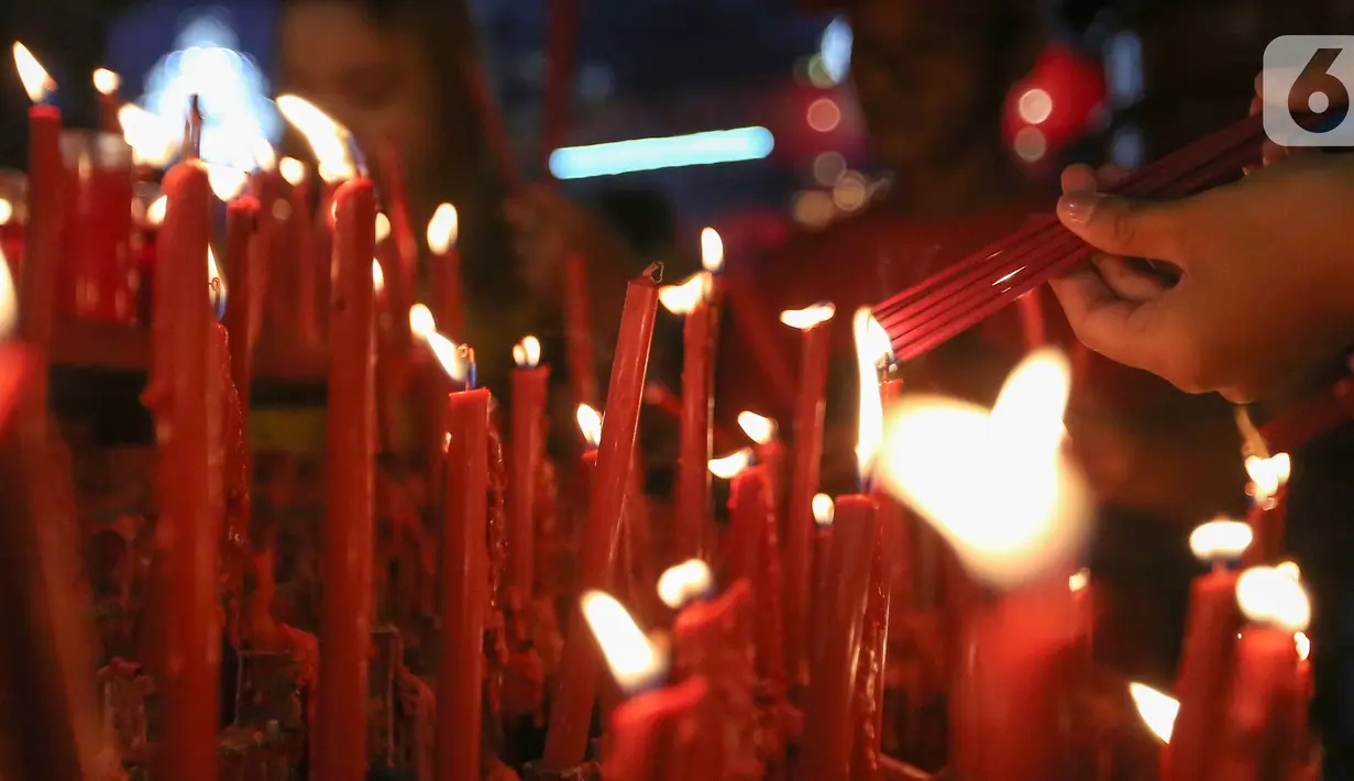 Warga keturunan Tionghoa membakar dupa pada malam perayaan Tahun Baru Imlek 2571 di Vihara Boen Tek Bio, Pasar Lama, Tangerang, Jumat (24/1/2020). Memasuki Tahun Baru Imlek 2571 digunakan warga untuk memanjatkan doa yang baik. (Liputan6.com/Fery Pradolo)