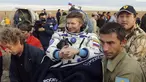 Petugas lapangan membawa kosmonot Rusia, Gennady Padalka usai mendarat di dekat kota Dzhezkazgan, Kazakhstan, Sabtu (12/9/2015). Padalka telah menorehkan 879 hari di luar angkasa dalam lima kali perjalanan. (REUTERS/Yuri Kochetkov/Pool)