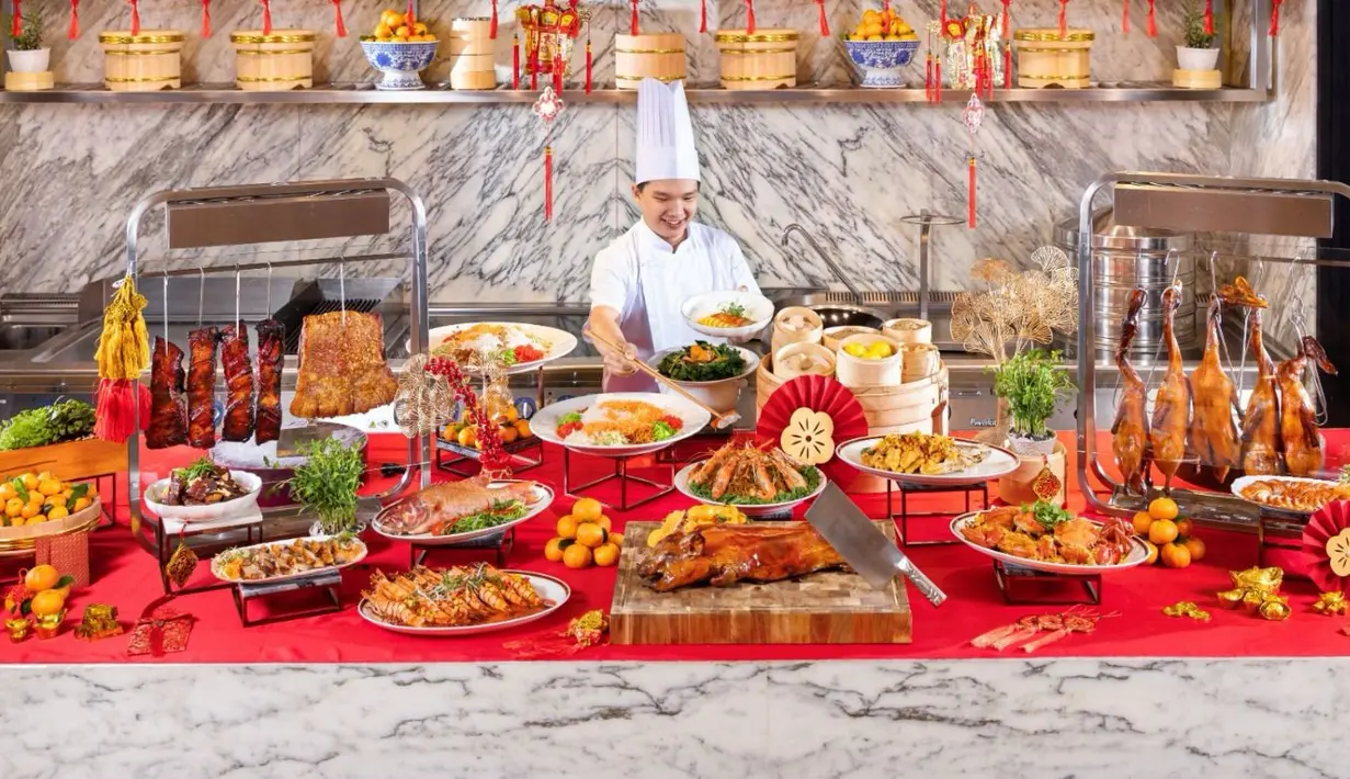 Beragam masakan khas Tahun Baru China tersaji lengkap di The St Regis Jakarta. Seperti Dunken Chicken, aneka seafood, Foie Gras Xiao Long Bao, Charsiew Pork, Crispy Pork Belly, mie panjang umur, Tomahawk Pepper rub, Tang Yuan, hingga Peach Gum. Tak hanya itu, pengunjung dapat menikmatinya bersama dengan pertunjukkan tari dan akrobat yang atraktif. Pertemuan parade kuliner dan atraktsi budaya membuat suasana perayaan tahun baru kian meriah.  [ Foto dok : The St Regis Jakarta ]