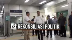 Presiden Jokowi bertemu Prabowo Subianto di stasiun MRT Lebak Bulus. Keduanya berangkat bersama menuju Senayan.