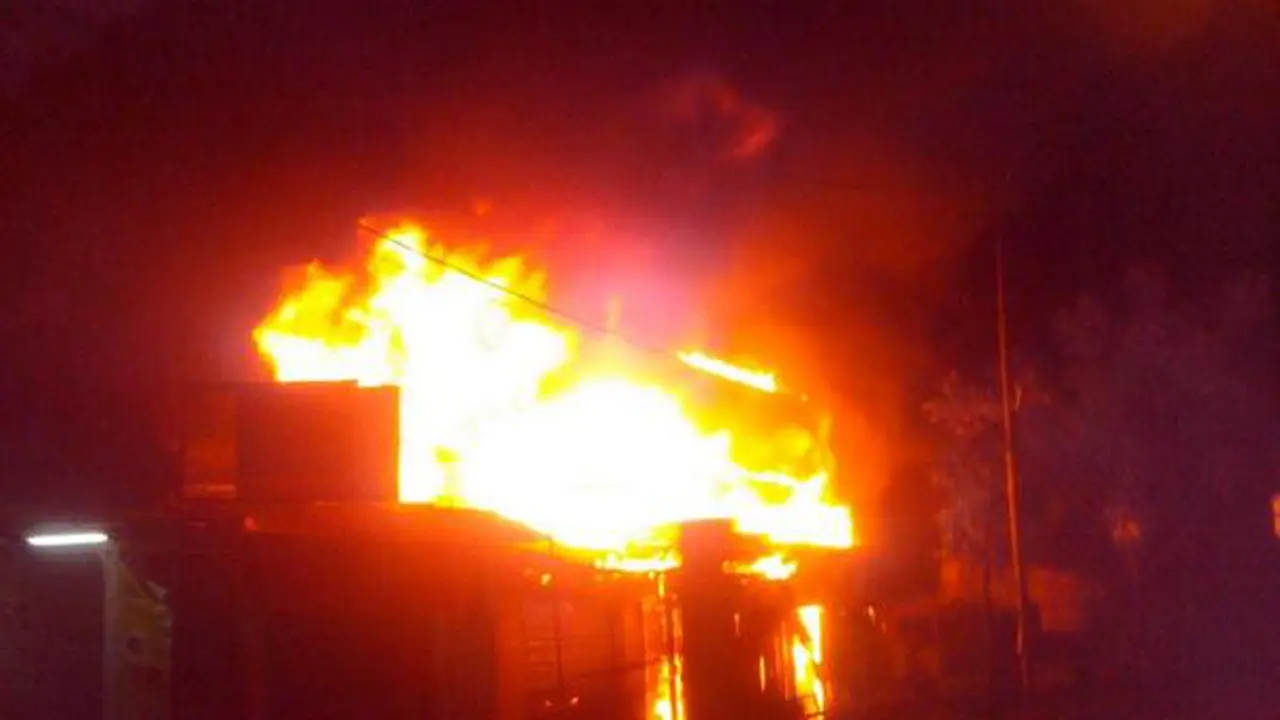 4 Kios dan 1 Rumah Ludes Akibat Kebakaran di Kramat Jati