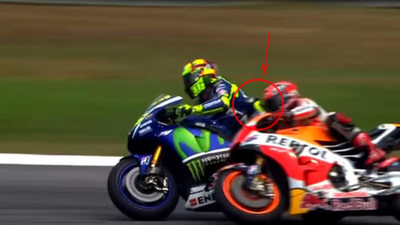 Video: Detik-detik Valentino Rossi tendang Marquez hingga jatuh