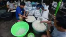 Pedagang memilah kolang-kaling di Pasar Induk Kramat Jati, Jakarta, Jumat (10/5/2019). Kolang-kaling banyak dipilih untuk menu berbuka puasa sebagai campuran minuman. (merdeka.com/Imam Buhori)