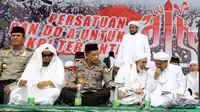 Kapolri Jenderal Tito Karnavian bergabung bersama Ustad Arifin Ilham dan Imam Besar FPI Habib Rizieq Syihab memantau demo 2 Desember di Monas, Jakarta, Jumat (2/12). Kapolri bergabung dengan massa yang menggelar doa bersama. (Liputan6.com/Faizal Fanani)