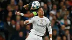 Bek Paris St Germain, Thiago Silva (kiri) berebut bola udara dengan gelandang Real Madrid, Cristiano Ronaldo pada liga champions di stadion Santiago Bernabeu, Madrid, Spanyol (3/11). Real Madrid menang atas PSG dengan skor 1-0. (Reuters/Sergio Perez)