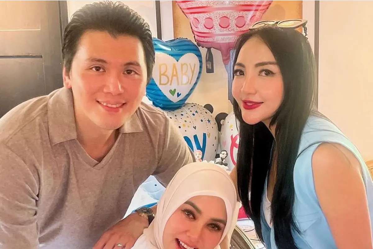 Syahrini Mendapat Kejutan Bridal Shower dari Para Sahabat