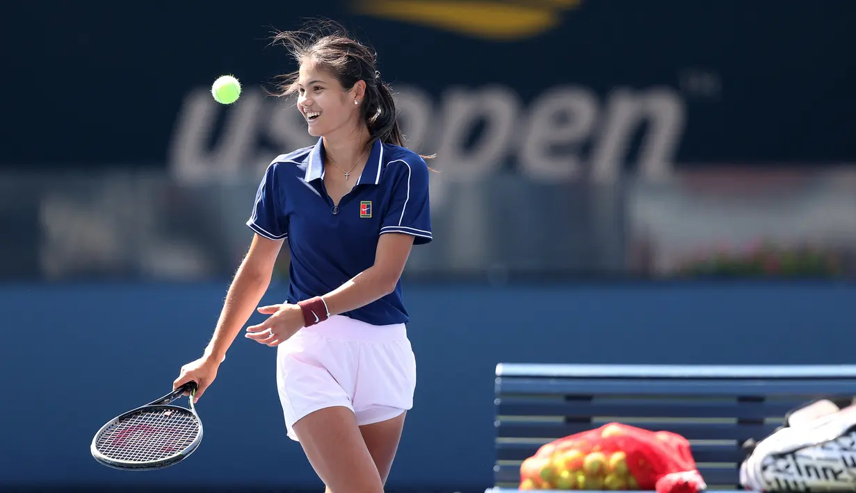 Emma Raducanu mengontrol bola saat latihan pada Hari Kedua Belas US Open 2021 di USTA Billie Jean King National Tennis Center, New York (10/9/2021). Remaja cantik 18 tahun yang dijuluki The Queen of New York ini lolos ke final usai mengalahkan Maria Sakkari. (Matthew Stockman/Getty Images/AFP)