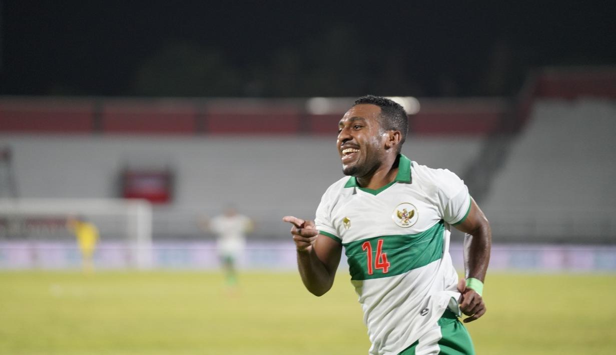 Penyerang Timnas Indonesia, Terens Puhiri (kiri) berselebrasi usai mencetak gol ke gawang Timor Leste pada laga uji coba internasional di Stadion I Wayan Dipta Gianyar, Bali, Minggu (30/1/2022) malam WIB. Indonesia menang telak atas Timor Lester 3-0. (Dok Humas PSSI)