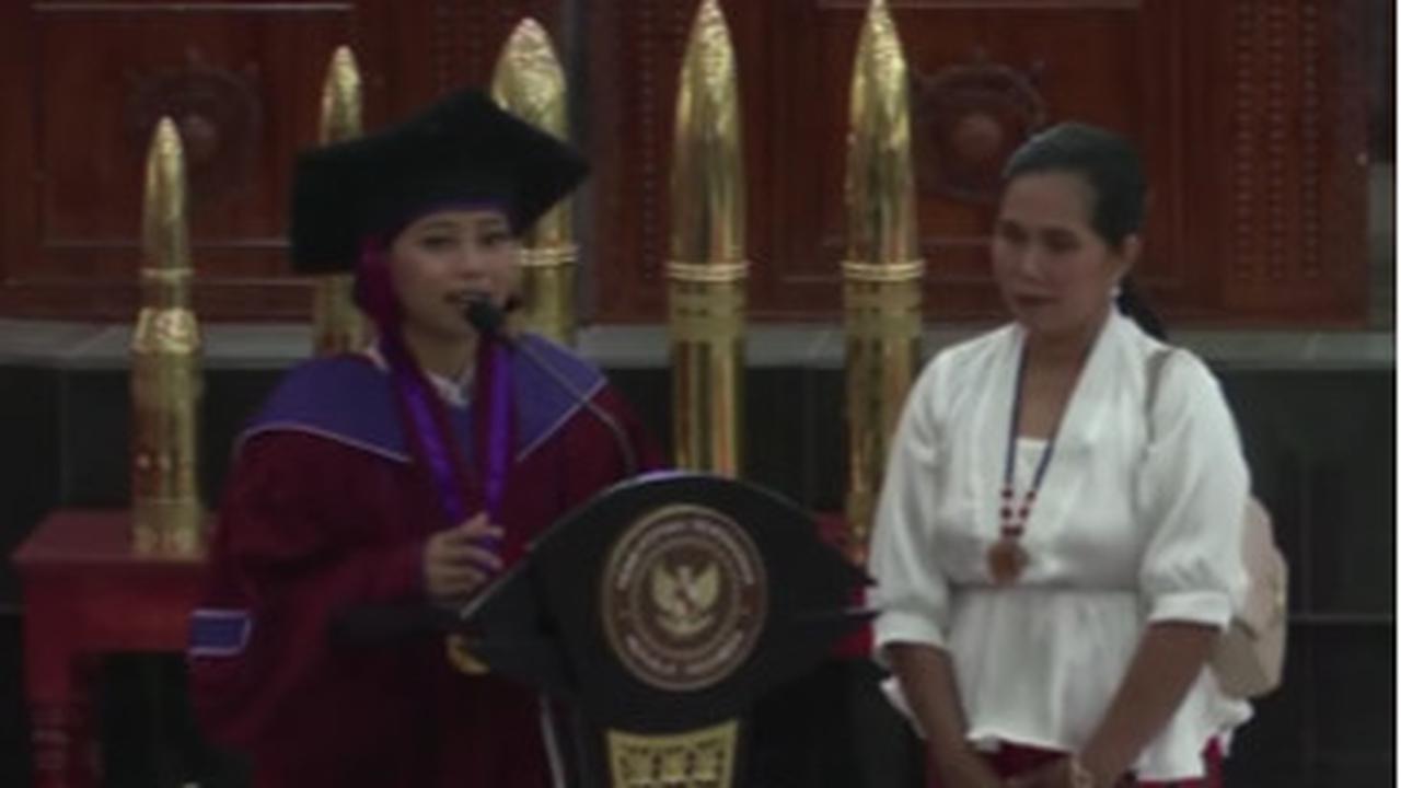 Kisah mengharukan datang dari Universitas Pertahanan (Unhan) saat Sidang Senat Terbuka Wisuda 573 orang Mahasiswa pada Senin (12/2) di Unhan RI, Bogor, Jawa Barat.