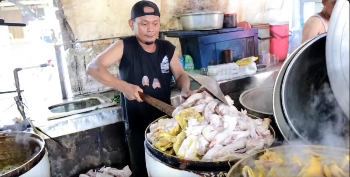Pria Ini Sukses Jualan Ayam Kampung Goreng dalam Sehari Habiskan 400 Ekor dan Omzet Rp70 Juta