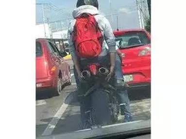 Nggak disitu dong megangnya.. (Source: Instagram/@receh.id)