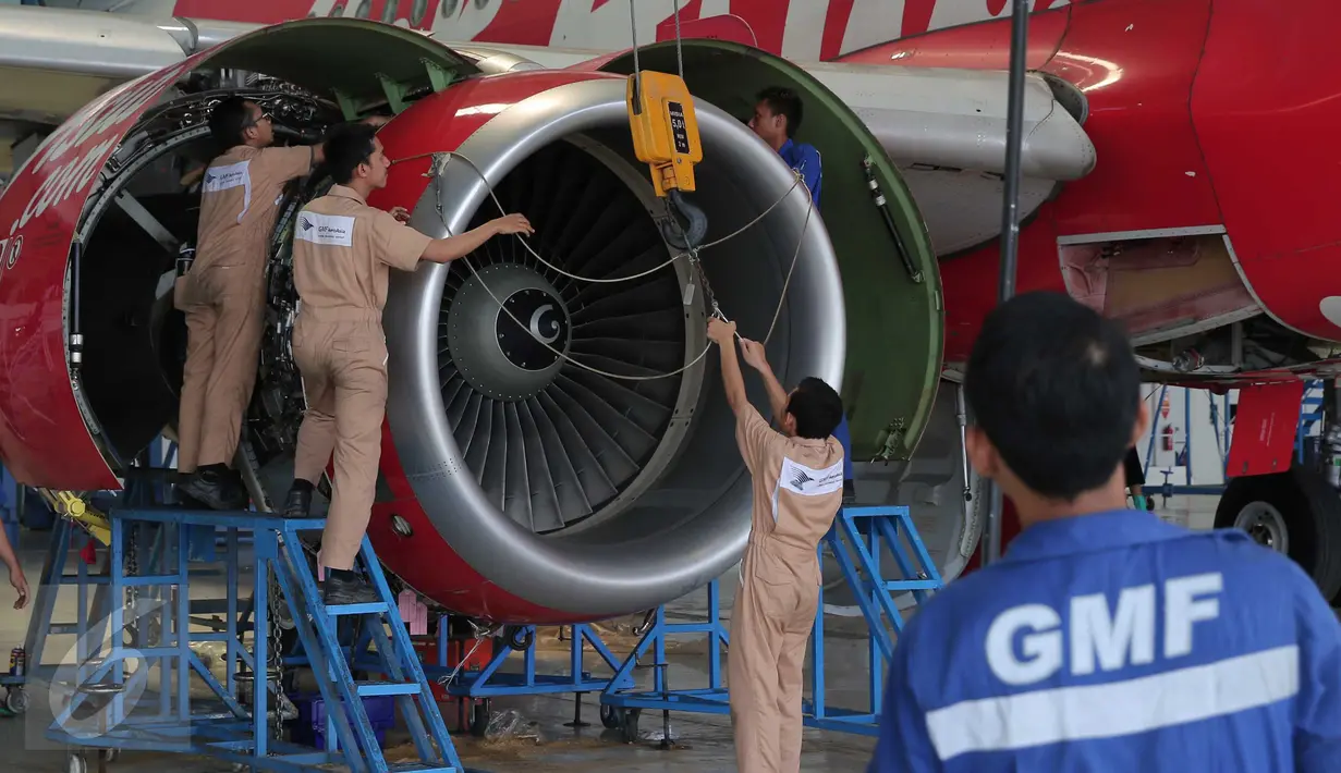 Teknisi tengah melakukan perbaikan pesawat di Hanggar 4 GMF, Tangerang, Jumat (6/11/2015). Untuk mendukung operasional hanggar tersebut dibutuhkan setidaknya ratusan teknisi hingga akhir tahun.(Liputan6.com/Angga Yuniar)