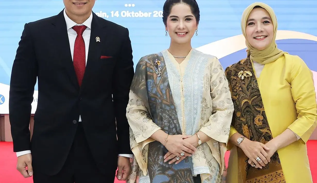 Annisa Pohan lengkapi tampilan dengan aksesori emas dan berlian, terdiri dari kalung, gelang, cincin, dan anting [@annisayudhoyono]