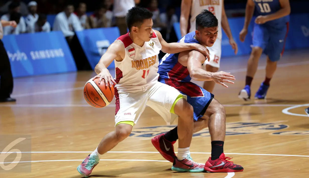 Pebasket Indonesia, A Dhyaksa (kiri) berusaha menembus kawalan pemain Filipina, Kiefer Ravena dalam laga penyisihan Grup A SEA Games 2015 di OCBC Arena Hall, Singapura, Rabu (10/6/2015). Indonesia kalah 52-81. (Liputan6.com/Helmi Fithriansyah)
