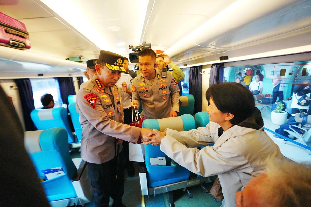 FOTO: Kapolri Pastikan Kesiapsiagaan Stasiun Pasar Senen Jelang Nataru