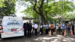 Jelang Lebaran 2026, Warga Antre Tukar Uang Baru di Kas Keliling Bank Indonesia